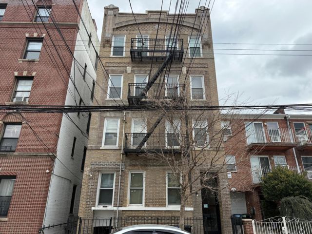  2 BR,  1.00 BTH &nbsp;Apartment style home in Astoria