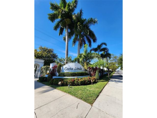  4 BR,  3.00 BTH &nbsp;Townhouse style home in Medley