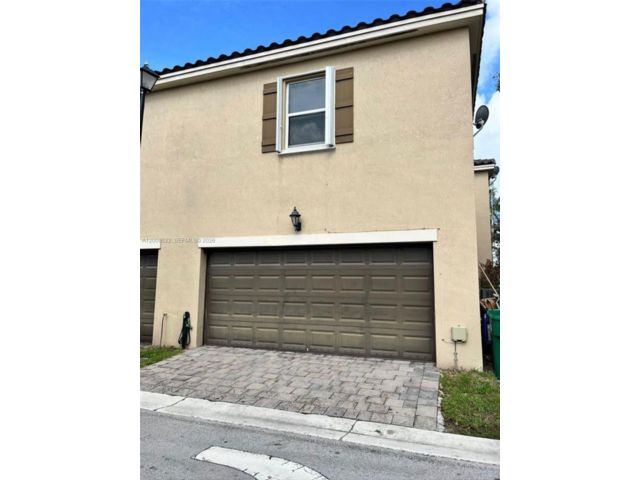  4 BR,  4.56 BTH &nbsp; style home in Miami