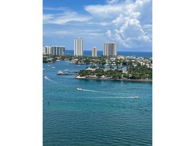  3 BR,  3.00 BTH &nbsp;Condo style home in Riviera Beach