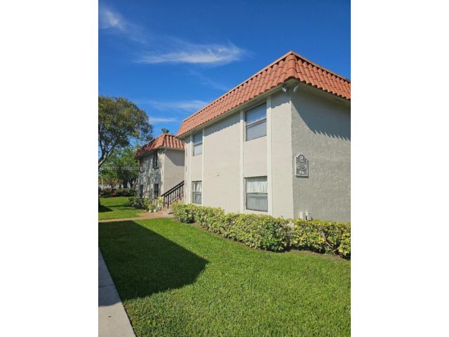  3 BR,  2.00 BTH &nbsp;Condo style home in Miami