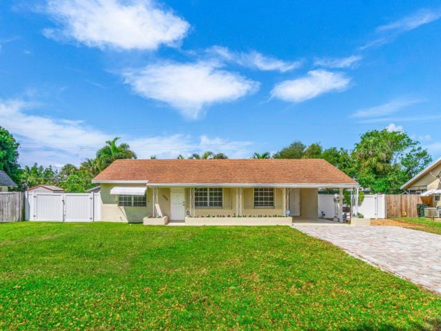  3 BR,  2.00 BTH &nbsp;Ranch style home in Delray Beach