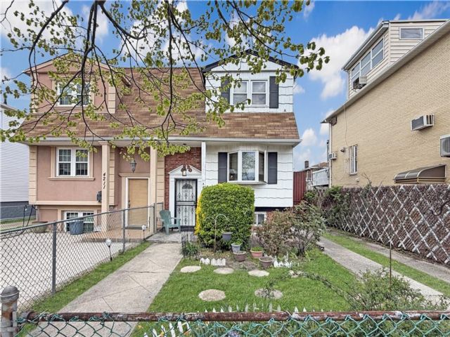  3 BR,  2.00 BTH &nbsp;Single family style home in Seagate