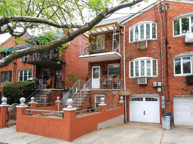  8 BR,  3.00 BTH &nbsp;Multi-family style home in Flatlands