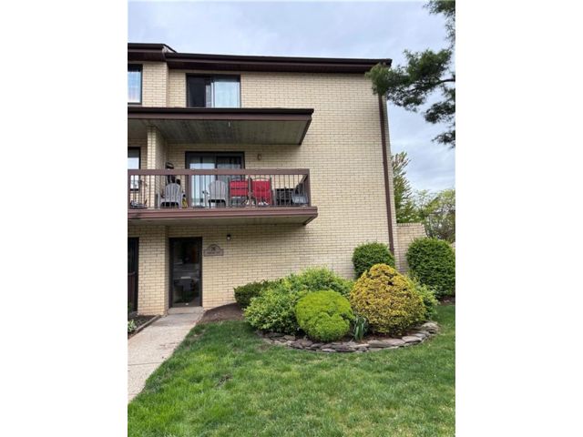  3 BR,  2.00 BTH &nbsp;Condominium style home in New Springville