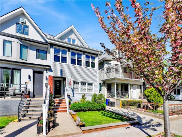  4 BR,  4.00 BTH &nbsp;Multi-family style home in Midwood