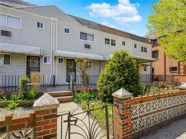  3 BR,  1.50 BTH &nbsp;Single family style home in Gerritsen Beach