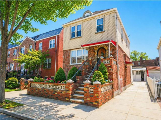  6 BR,  3.00 BTH &nbsp;Multi-family style home in Bensonhurst