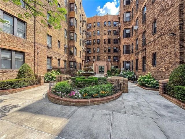  2 BR,  1.00 BTH &nbsp;Co-op style home in Bay Ridge