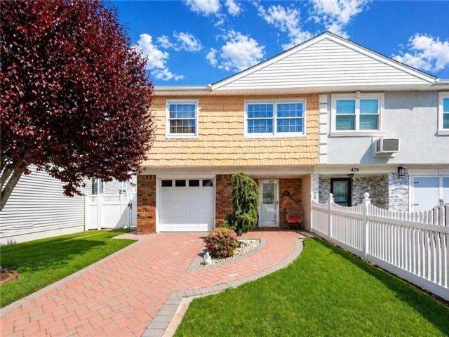  4 BR,  2.00 BTH &nbsp;Single family style home in Great Kill