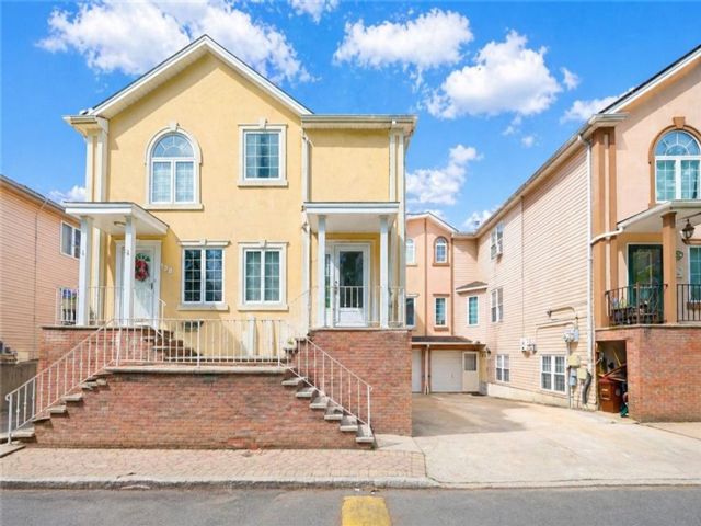  4 BR,  4.00 BTH &nbsp;Multi-family style home in Arden Heights