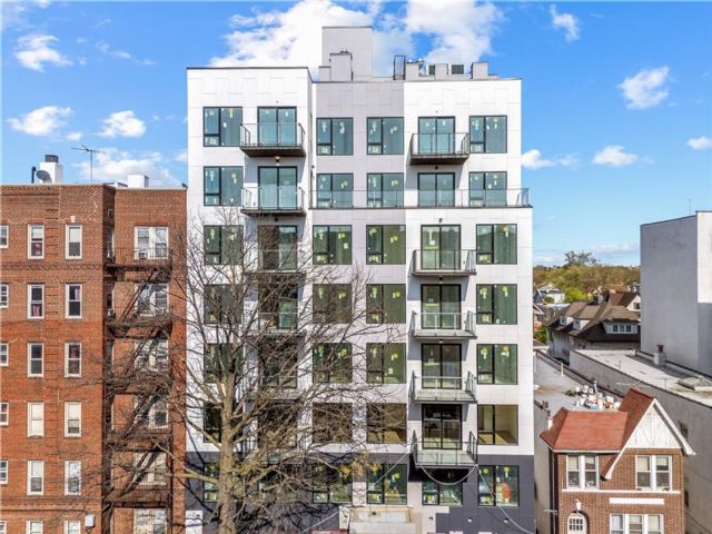  1 BR,  1.00 BTH &nbsp;Condominium style home in Midwood
