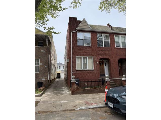  6 BR,  2.00 BTH &nbsp;Multi-family style home in Bensonhurst