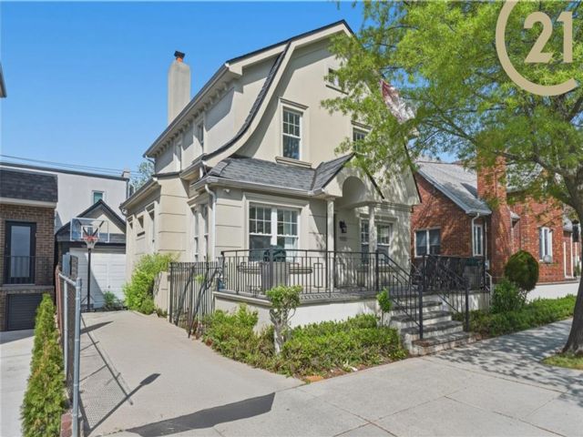  3 BR,  2.56 BTH &nbsp;Single family style home in Homecrest