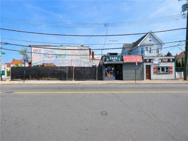 Lot <b>Size:</b>  &nbsp;Land style home in Elmpark