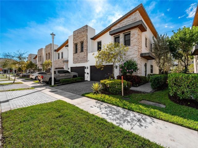  3 BR,  3.00 BTH &nbsp; style home in Medley