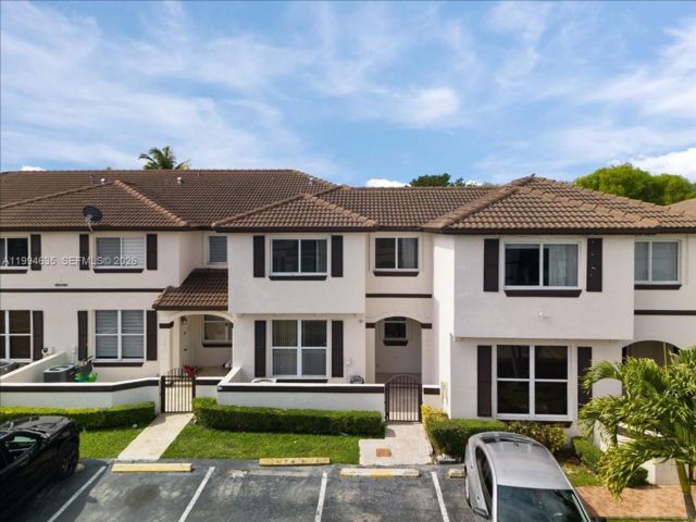  3 BR,  2.50 BTH &nbsp;Condo style home in Miami