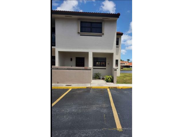  3 BR,  2.50 BTH &nbsp;Townhouse style home in Miami