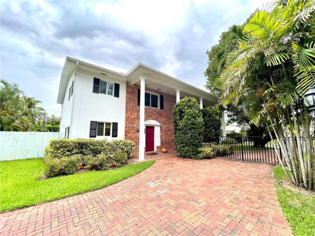  5 BR,  3.00 BTH &nbsp;Townhouse style home in Pinecrest