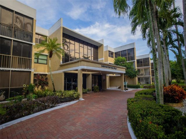  2 BR,  2.50 BTH &nbsp; style home in Weston