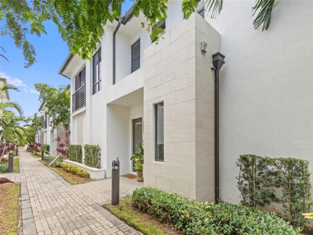  3 BR,  3.50 BTH &nbsp; style home in Medley