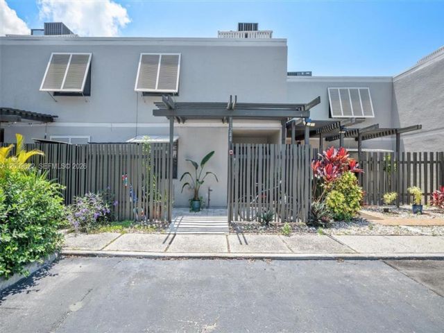  3 BR,  2.00 BTH &nbsp;Villa style home in Pembroke Pines