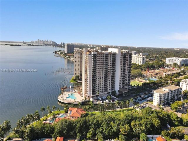  2 BR,  3.00 BTH &nbsp;Condo style home in Miami