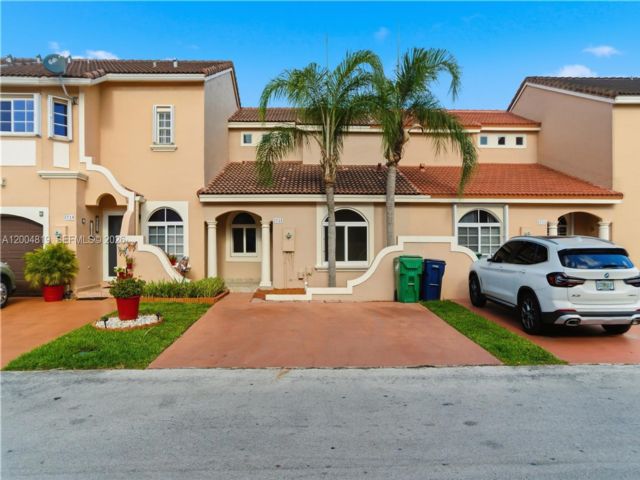  3 BR,  2.00 BTH &nbsp;Townhouse style home in Miami