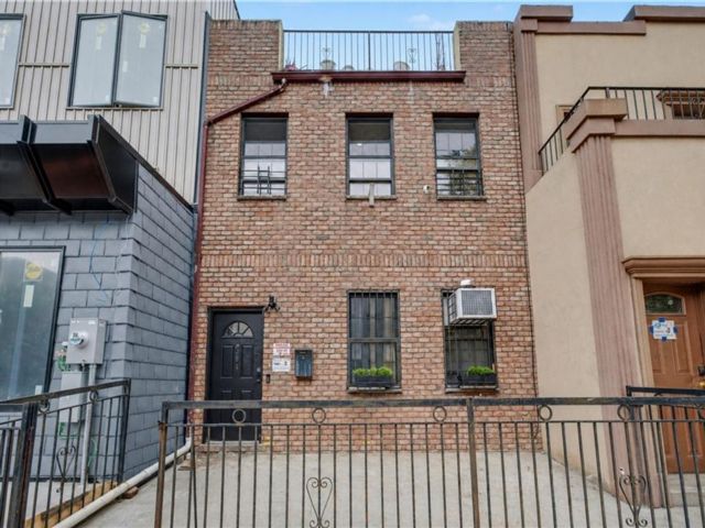  5 BR,  4.00 BTH &nbsp;Multi-family style home in Bushwick