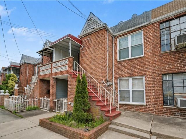  5 BR,  3.00 BTH &nbsp;Multi-family style home in Canarsie