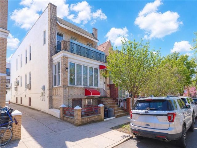  6 BR,  4.00 BTH &nbsp;Multi-family style home in Bay Ridge