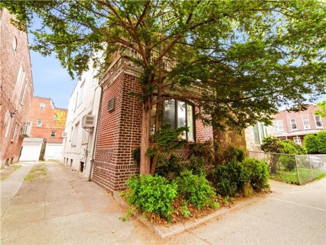  5 BR,  3.00 BTH &nbsp;Single family style home in Midwood