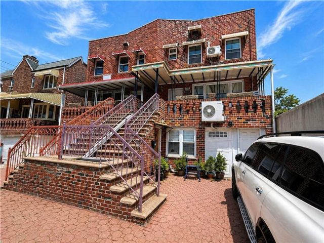  6 BR,  4.00 BTH &nbsp;Multi-family style home in Sheepshead Bay