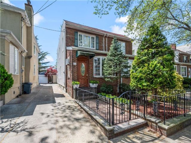  3 BR,  1.00 BTH &nbsp;Single family style home in Bay Ridge