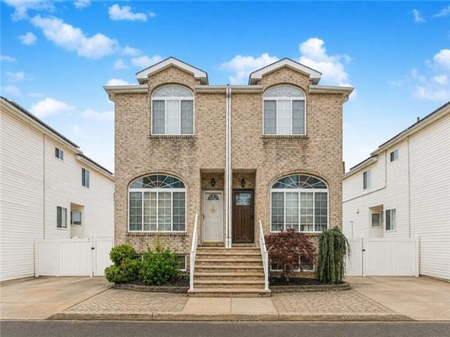  3 BR,  3.00 BTH &nbsp;Single family style home in Tottenville