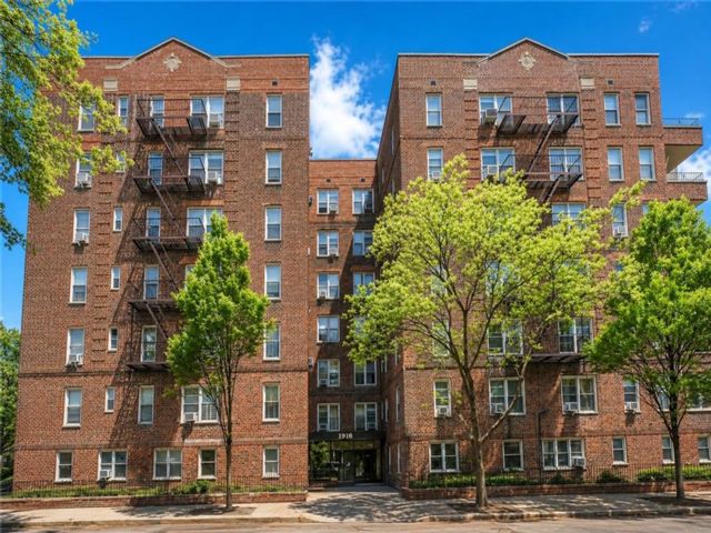  1 BR,  1.00 BTH &nbsp;Co-op style home in Midwood