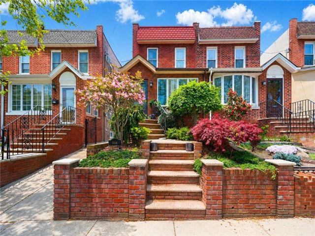  3 BR,  2.00 BTH &nbsp;Single family style home in Bensonhurst