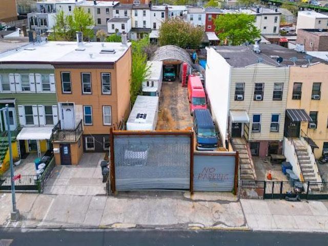 Lot <b>Size:</b>  &nbsp;Land style home in Sunset Park