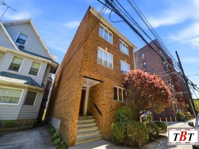 Studio,  0.00 BTH &nbsp;Multi-family style home in Midwood