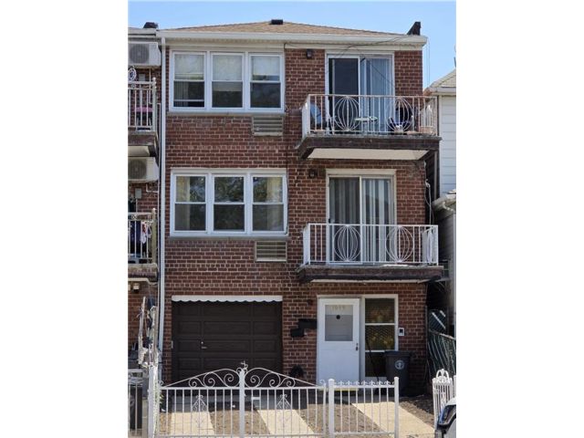  7 BR,  3.00 BTH &nbsp;Multi-family style home in Gravesend