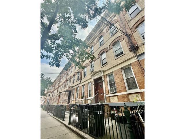 18 BR,  0.00 BTH &nbsp;Multi-family style home in Ridgewood