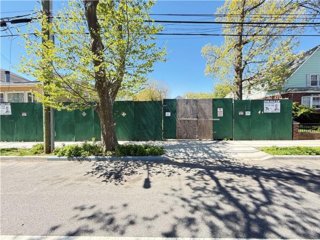 Lot <b>Size:</b>  &nbsp;Land style home in Bergen Beach
