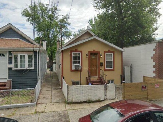  5 BR,  3.00 BTH &nbsp;Ranch style home in Canarsie