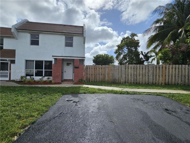  4 BR,  2.50 BTH &nbsp;Townhouse style home in North Lauderdale