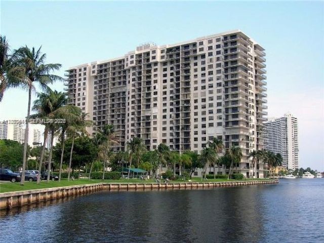  3 BR,  2.50 BTH &nbsp; style home in Aventura