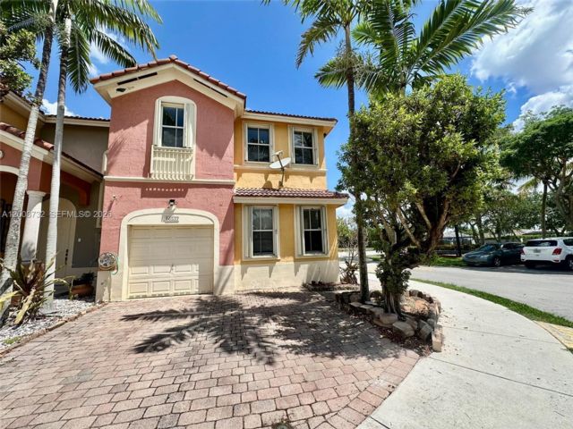  4 BR,  3.00 BTH &nbsp;Townhouse style home in Miami