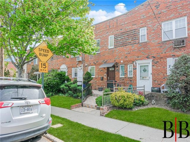  3 BR,  3.00 BTH &nbsp;Single family style home in Mill Basin
