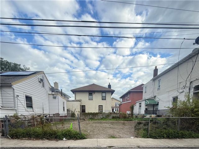 Lot <b>Size:</b>  &nbsp;Land style home in Brighton Beach