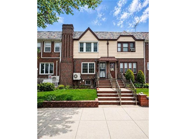  4 BR,  2.00 BTH &nbsp;Single family style home in Marine Park