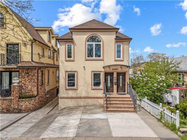  4 BR,  5.00 BTH &nbsp;Multi-family style home in Sheepshead Bay